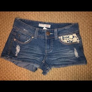 Lace pocket jean shorts